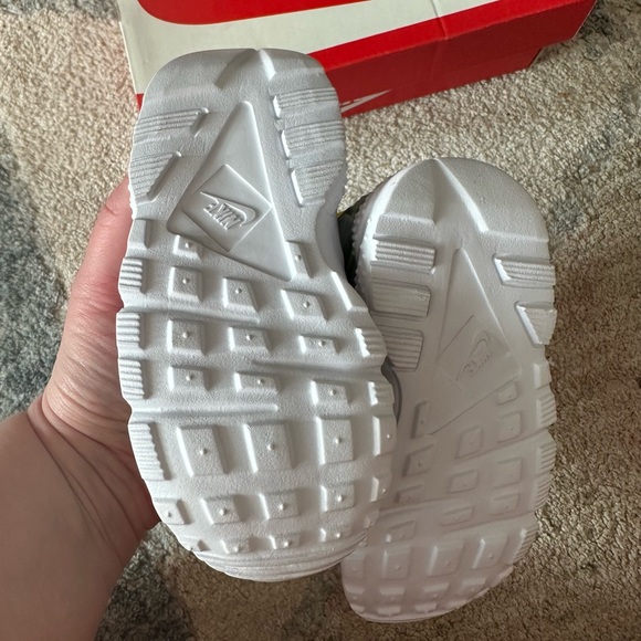 NWB Nike Huarache Sneakers 7c - Picture 6 of 12